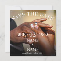 Mãos de um pino de casal de casamento colorido no 