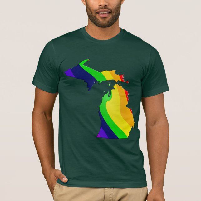 Mapa de Michigan em um t-shirt do arco-íris (Frente)
