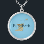 Mapa de Trinidad e Tobago   Colar de Nome<br><div class="desc">O design deste charmoso pingente mostra um nome editável sobre um mapa de Trinidad e Tobago em um fundo azul-céu. O nome em destaque pode ser mudado para qualquer nome ou texto de sua escolha, criando um presente personalizado para um amigo Trinidadiano ou amado. As cores de fonte e de...</div>