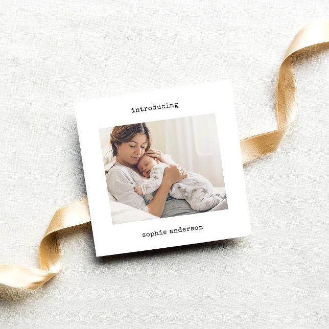 Máquina de escrever minimalista | Anúncio de nasci (Criador carregado)