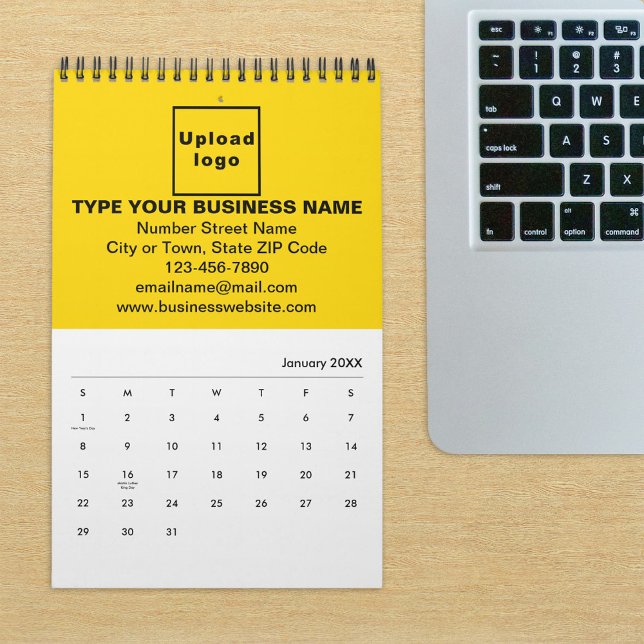 Marca Comercial Amarela no Calendário (Build brand name awareness. Yellow business branding on calendar displayed on office desk.)