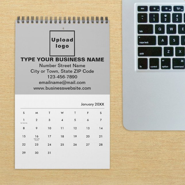 Marca Comercial Cinza no Calendário (Build brand name awareness. Gray business branding on calendar displayed on office desk.)