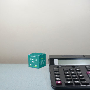 Marca comercial na caixa de cores verde-alta peque