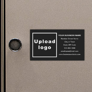 Marca comercial na placa magnética preta