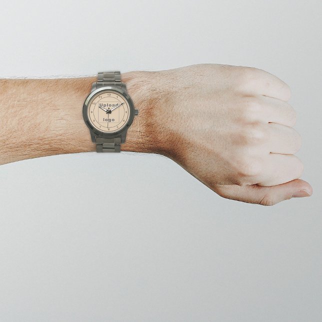 Marca de negócios castanho-claro no relógio mascul (Your business logo with light brown background on men's watch.)