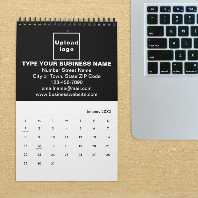 Marca de Negócios Preta no Calendário (Build brand name awareness. Black business branding on calendar displayed on office desk.)