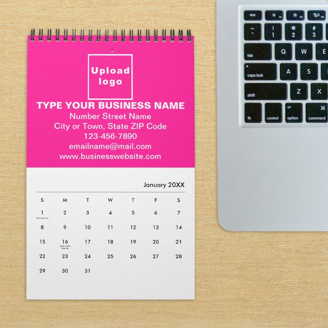 Marca empresarial rosa no calendário (Build brand name awareness. Pink business branding on calendar displayed on office desk.)
