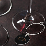 Marcador Para Taças De Vinho Mínimo de monograma de ouro preto<br><div class="desc">Fundo preto,  texto do ouro. Personalizar e adicionar letras monográficas,  iniciais. Perfeito para o casamento,  eventos importantes.</div>