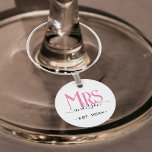 Marcador Para Taças De Vinho Noiva Rosa Esposa Noiva Sra. Casamento Aniversário<br><div class="desc">Celebrar seu sagrado matrimônio com este bonitinho encanto de vinho da Sra. para esposas. Personalize-o adicionando seu sobrenome / sobrenome e data de aniversário de casamento. Fonte elegante rosa e preta. Aniversário de excelente ou decoração de festa de aniversário para uma esposa.</div>
