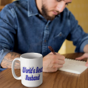 Marido com caneca gigante de café com metade azul