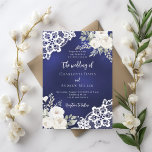 Marinho azul rosas brancas, convite para casamento<br><div class="desc">Para um casamento elegante e romântico. Um fundo azul marinho,  incolor,  decorado com flores,  rosas e rendas brancas. Personalize e adicione seus nomes e detalhes.</div>
