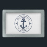 Marinho  Barco Azul com Nome de Barco Ancorante Ná<br><div class="desc">Adicione o nome e a localização do seu barco ou capitão clicando no botão "Personalizar" acima. Coloque a vela em estilo com o nosso barco personalizado de temas náuticos, o companheiro máximo para as vossas aventuras marítimas. Esta fivela de cinto ostenta um design bonitinho inspirado pelas maravilhas do oceano, apresentando...</div>