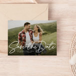 Marinho de script moderno salve o cartão com fotos<br><div class="desc">Com uma foto horizontal solteiro e um roteiro moderno escrito "salve a data", este cartão é a maneira perfeita de anunciar seu noivado e o próximo casamento para amigos e familiares. O texto branco é ousado e moderno, mas ainda sofisticado. O texto personalizável na frente tem espaço para nomes, data,...</div>