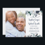 Marinho White Floral Foto de Convites para Casamen<br><div class="desc">Cartões de casamento de boêmia, chic, azul-marinho e branco floral. Este design de casamento moderno apresenta o marinho, as disposições florais botânicas brancas e azuis claras, penas sobre fundo branco. Apresentar um design de tipografia com letra de mão com o nome da noiva e do noivo e um (1) modelo...</div>