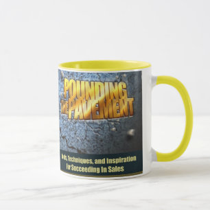 Martelando a caneca da capa do livro do pavimento