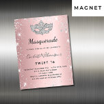 Mascarada cor-de-prata Doce 16 íman de convite<br><div class="desc">Para um Mascarada elegante,  16,  16 anos. Um fundo rosa rosado e giro. Decorado com falso brilho prateado,  faíscas e uma máscara de mascarada. Personalize e adicione um nome,  idade e detalhes da festa. O nome é escrito com um script de estilo manuscrito</div>