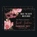Mascarada cor-de-rosa Doce Dezesseis Guarde a Data<br><div class="desc">Glitter feminino com tipografia de nome de script de rico. Rosas cor-de-rosa e borda falsa. Máscara de mascarada cor-de-rosa do rico. Excelente para 16 celebrações. Todo o texto é ajustável. Belo design de brilho floral e brilhante. Reserve a Data</div>