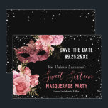 Mascarada cor-de-rosa Doce Dezesseis Guarde a Data<br><div class="desc">Glitter feminino com tipografia de nome de script de rico. Rosas cor-de-rosa e borda falsa. Máscara de mascarada cor-de-rosa do rico. Excelente para 16 celebrações. Todo o texto é ajustável. Belo design de brilho floral e brilhante. Reserve a Data</div>