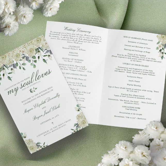 Massa de Cheio do Programa de Cerimônia Caseira Ca (White flowers and greenery Catholic wedding program with Bible verse)
