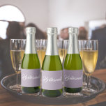 Mauve Stylized Script Wedding Bridesmaid<br><div class="desc">Etiquetas autoadesivas para as suas minigarrafas de vinho espumante de casamento que apresentam uma cor mauve de tendência juntamente com a "Bridesmaid" impressa em guião branco e estilizado. Uma ideia excelente para quando dá as damas de honra,  além de planejar uma festa de solteira!</div>