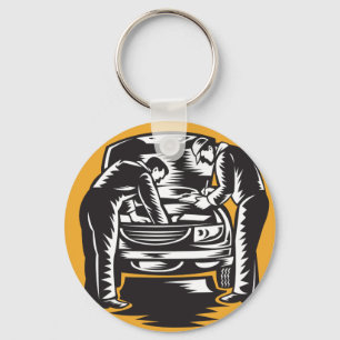 Mecânicos que trabalham em um chaveiro do carro