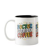 médico alimentado por caneca de café