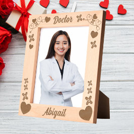 Médico Médico Oferece Amor Cardíaco