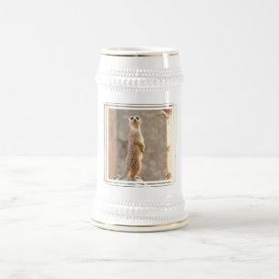 Meerkat na caneca de cerveja da cerveja da atenç