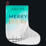 Meia De Natal Grande Artsy Winter Dourado Teal White Landscape Natal<br><div class="desc">Esta arte e elegante estocagem de Natal é o design perfeito para o seu evento sazonal. Apresenta um belo e majestoso céu verde e azul com nuvens brancas puffy e paisagem de campo de inverno de neve ao lado da falsa tipografia de ouro impressa, "Natal". É bonito, moderno e único!...</div>
