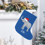 Meia De Natal Grande Azul Elefante Engraçado Natal para Crianças Person<br><div class="desc">Esta bela estocagem de elefantes de Natal mostra um lindo elefante sorridente vestindo um chapéu vermelho de Papai Noel com um tronco elevado. Esta bonito estocagem personalizada de Natal de animais é decorada com um adorável fundo azul. Personalize com seu próprio texto.</div>