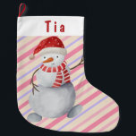 Meia De Natal Grande Encantador Snowman Rosa e Purple Striping Natal<br><div class="desc">Esta é a estação para ficar alegre! Certifique-se de que seus pequenos estejam muito animados para o Natal este ano com sua própria estocagem de Natal personalizada de Snowman! Essa estocagem única é personalizada com seu nome com um adorável bonitinho de neve e um padrão roxo e rosa listrado. Os...</div>