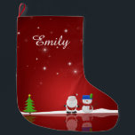 Meia De Natal Grande Feliz Natal Snowman e Papais noeis<br><div class="desc">Uma bela ilustração de Natal com um bonitinho de neve,  Papai Noel,  uma árvore de Natal,  neve e estrelas sobre fundo vermelho.</div>