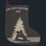 Meia De Natal Grande Fofo Trendy Primeiro Natal Juntos<br><div class="desc">O que poderia ser tão especial quanto o seu primeiro Natal como um casal? Este design giro e giro mostra um casal obviamente amoroso sentado junto em frente à sua árvore de Natal reluzente. O casal está em silhueta com uma bela sombra de marrom para o fundo correspondente ao casal....</div>