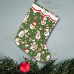 Meia De Natal Grande Funny Snowman Pattern on Green<br><div class="desc">Esta estocada de Feriado bonito tem imagens de bonitos bonitos bonecos de neves em várias atividades, incluindo esqui, patinagem e comprada para o Natal. As imagens são principalmente em preto, vermelho, azul e ouro, e colocadas sobre um fundo verde de Natal. Um design branco de borda escalada, bordado em vermelho,...</div>