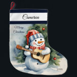 Meia De Natal Grande Guitarra Cute Snowman Personalizada<br><div class="desc">Traga alegria de férias para sua casa com nossa Bela Neve Guitarra Grande Banheira de Natal! Ideal para presentes e doces,  é um encantador acréscimo às suas festividades. Personalize com esse nome especial e ano por uma maravilhosa manutenção! Designs exclusivos criados para você do My Baby Boutique!</div>