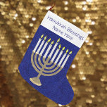 Meia De Natal Grande Hanukkah Dourado Menorah Elegante Chrismukkah<br><div class="desc">Este elegante design Menorah em golds suaves, branco e rico marinho azul transforma esta meia natalícia numa estocagem Chrismukkah! Perfeito para famílias de fé misturando suas férias, esta encantadora estocagem de Chanucá pode ser pendurada pela chaminé com cuidado por oito dias e noites. Meu trabalho de arte Menorah original o...</div>