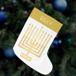 Meia De Natal Grande Hanukkah Menorah Dourada Tom Elegante Moderno<br><div class="desc">Personalize essa estocagem elegante e moderna de Chanucá Menorah, adicionando um nome em branco ao design de "punho" dourado. O design é elegante e simples com o meu estilo quadrado original, Menorah, em ouro falso, em branco, e uma letra simples mas interessante para o nome. Quer você comemore Chanuka e...</div>