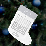 Meia De Natal Grande Hanukkah Menorah Silver Tone Moderno Elegante<br><div class="desc">Personalize esse estilo elegante e moderno que Hanukkah Menorah estocava ao adicionar um nome em branco ao design de "punho" de tom prateado. O design é elegante e simples com meu estilo quadrado original, Menorah, em prata suja, em branco, e uma fonte simples, mas interessante para o nome. Quer você...</div>