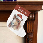 Meia De Natal Grande Pôy Cute Equestrian Horse Santa Hat<br><div class="desc">Abraçar o espírito festivo com a nossa encantadora "Pônea de Natal". Adorado com um pônei fofo fazendo um chapéu de Papai Noel, esta encantadora meia é certamente para cativar crianças e entusiastas adoráveis como cavalos. A melhor parte? Pode ser personalizado com um nome, acrescentando um toque pessoal a esta emocionante...</div>