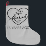 Meia De Natal Grande Recem casados 15 Anos Atrás III<br><div class="desc">Design bonito, perfeito para qualquer um que está casado há 15 anos e para uma cerimônia de renovação do voto de casamento. Ele faz um excelente combinando roupa para casais! recem casados 15 Anos Atrás, citação de um casal que se casou há 15 anos ou casal renovando votos de casamento...</div>