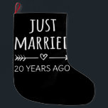 Meia De Natal Grande Recem casados 20 Anos Atrás I<br><div class="desc">Design bonito, perfeito para qualquer um que está casado há 20 anos e para uma cerimônia de renovação do voto de casamento. Ele faz um excelente combinando roupa para casais! recem casados 20 Anos Atrás, citação de um casal que se casou há 20 anos ou casal renovando votos de casamento...</div>