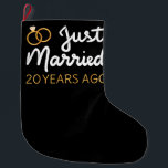 Meia De Natal Grande Recem casados 20 Anos Atrás IV<br><div class="desc">Design bonito, perfeito para qualquer um que está casado há 20 anos e para uma cerimônia de renovação do voto de casamento. Ele faz um excelente combinando roupa para casais! recem casados 20 Anos Atrás, citação de um casal que se casou há 20 anos ou casal renovando votos de casamento...</div>