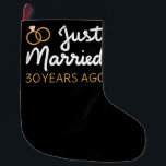 Meia De Natal Grande Recem casados 30 Anos Atrás IV<br><div class="desc">Design bonito, perfeito para qualquer um que está casado há 30 anos e para uma cerimônia de renovação do voto de casamento. Ele faz um excelente combinando roupa para casais! recem casados 30 Anos Atrás, citação de um casal que se casou há 30 anos ou casal renovando votos de casamento...</div>
