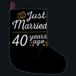 Meia De Natal Grande Recem casados Há 40 Anos<br><div class="desc">Design bonito, perfeito para qualquer um que está casado há 40 anos e para uma cerimônia de renovação do voto de casamento. Ele faz um excelente combinando roupa para casais! recem casados 40 Anos Atrás, citação de um casal que se casou há 40 anos ou casal renovando votos de casamento...</div>