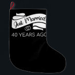 Meia De Natal Grande Recem casados Há 40 Anos V<br><div class="desc">Design bonito, perfeito para qualquer um que está casado há 40 anos e para uma cerimônia de renovação do voto de casamento. Ele faz um excelente combinando roupa para casais! recem casados 40 Anos Atrás, citação de um casal que se casou há 40 anos ou casal renovando votos de casamento...</div>