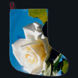 Meia De Natal Grande Rosa branca, céu azul<br><div class="desc">A rosa branca sob o céu azul. Foto vibrante de um belo rosa florescente faz um presente de arte floral em excelente. A calma beleza da rosa branca reflete novos começos, pureza, lealdade e inocência. As rosas brancas simbolizam o amor jovem que a noiva tem por sua esposa. As rosas...</div>