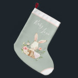 Meia De Natal Grande Sage Green Baby Love Script Elegante Baby<br><div class="desc">Um bebê doce e elegante,  "amor ao bebê". O sábio verde define o tom para simplicidade e elegância. Que doce pausa para o Natal do bebê.</div>