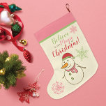 Meia De Natal Grande Snowman acredita em magia<br><div class="desc">Uma meia de natal fofa para pendurar do manto de um boneco de neve com um chapéu e nariz de cenoura cor-de-rosa,  vermelha e verde com a frase - Acredite na Mágica do Natal!</div>