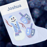 Meia De Natal Grande Snowman Dreidels Hanukkah Para Crianças Chrismukka<br><div class="desc">Fácil de personalizar, essa estocagem de Chanucá é excelente para famílias inter-religiosas que celebram tanto o Natal quanto o Haanukkah. O bonitão judeu a acenar é colocado sobre um fundo de azul pastel pálido, juntamente com sonhos semelhantes em blues suaves e um toque de roxo. Uma área branca de "punho"...</div>