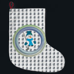 Meia De Natal Grande Snowman Golfer Seasonal Swing<br><div class="desc">Imagine uma encantadora estocada de Natal com uma cena de inverno adornada com um golfista de neve vestido com um chapéu azul e luvas, pronto para uma rodada de golfe com seu clube de ferro 7 e bolas de golfe. Um padrão de bola de golfe de fundo divertido. É uma...</div>